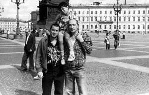 Михаил Козаков с Робертом Де Ниро и его сыном Рафаэлем. Ленинград, Дворцовая площадь, 80-е годы